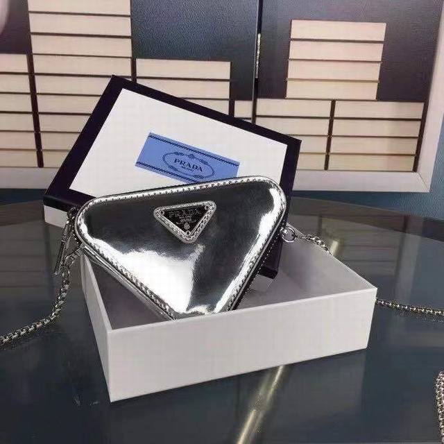 回货 配盒子爆款prada 三角包p家新款 迷你小三角包 精致零钱包时尚凹凸造型单品 拿来当配饰也是极好的时髦小配件可爱的不要不要的，尺寸: 13X9X2