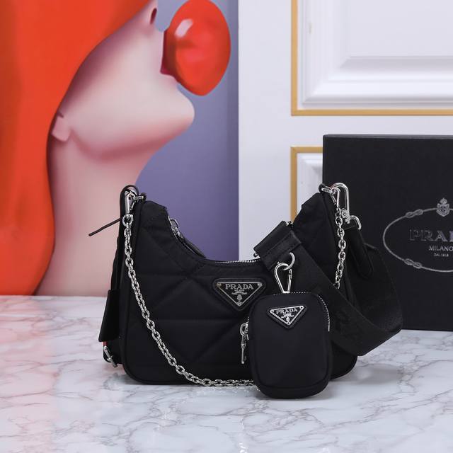 回货 型号 003全布绣花 Nylon Hobo手拎 腋下包网红姐妹团疯狂种草而风靡时尚圈的全布Hobo 出了新款！这款全布Hobo包设计太棒了一包三用腰包 斜