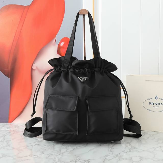 回货又是心动prada托特的一天. prad Tote 购物袋 双肩单肩 上身满满的高级感！ 日常通勤必备哦！ Size：40*35Cm，型号：2933