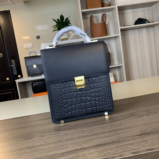 顶级专柜老鼠高端狠货最新火爆款万宝龙鳄鱼纹密码锁手提包单肩斜挎包火爆款大量出货啦,叫嚣专柜货顶级原单货纸上谈兵吹牛皮的咱不会，请让狠货说话。款式可以复制抄袭，材