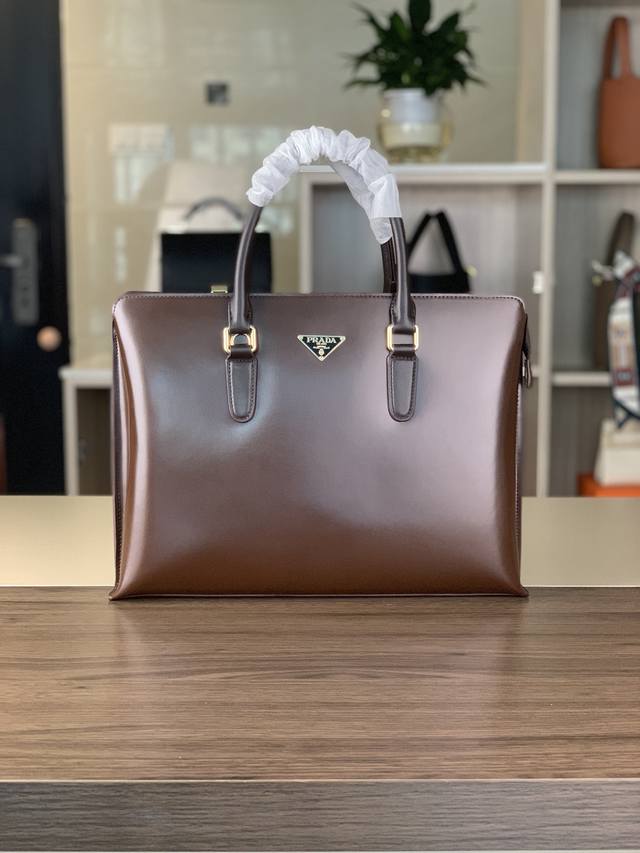 顶级专柜老鼠高端狠货最新火爆款普拉达进口花皮纹手提公文包火爆款大量出货啦,叫嚣专柜货顶级原单货纸上谈兵吹牛皮的咱不会，请让狠货说话。款式可以复制抄袭，材料做工骗