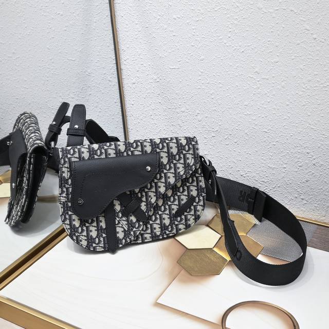 升级版本 内设内码，配盒子 Dio* R Homme 19Ss馬鞍包 Saddle Oblique 帆布和黑色粒面觸感小牛皮肩背包 耐磨耐虐的顆粒紋牛皮 街頭又