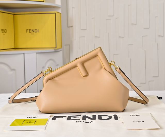 型号80016 全新Fend1 First来了！！ 设计师Kim Jones主导下，设计的第一款Fend1，颠覆了以往的包型，金属包边大Logo锁扣加上包身设计
