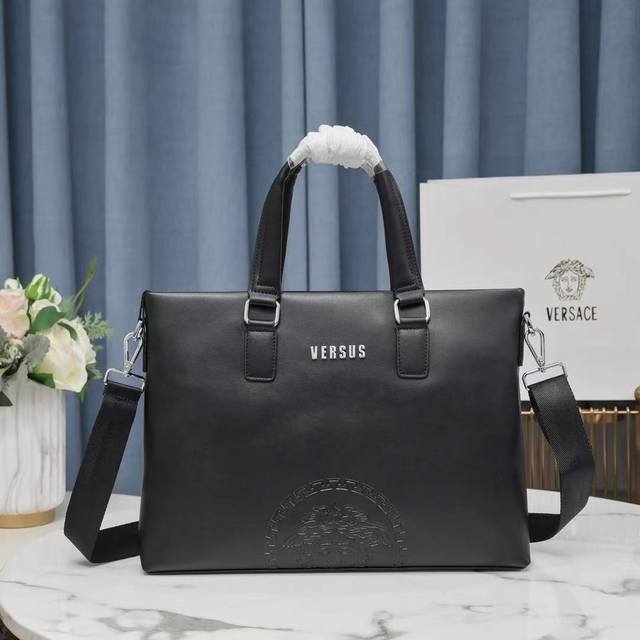 新品范思哲男士上品手提斜挎包专柜热销爆款,请认准皮质和细节,高端大气上档次原版质量原版牛皮 和高档进口五金,皮质,柔软,手感超好 高档、大气、超有型 独家:首发 新品范思哲男士上品手提斜挎包专柜热销爆款,请认准皮质和细节,高端大气上档次原版质量原版牛皮 和高档进口五金,皮质,柔软,手感超好 高档、大气、超有型 独家:首发