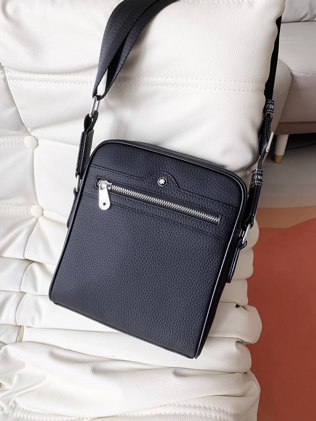 万宝龙专柜新款单肩斜挎包，材质头层中荔枝纹牛皮，时尚的搭配，突出的设计，心动不如行动，尺寸26-22-5厘米