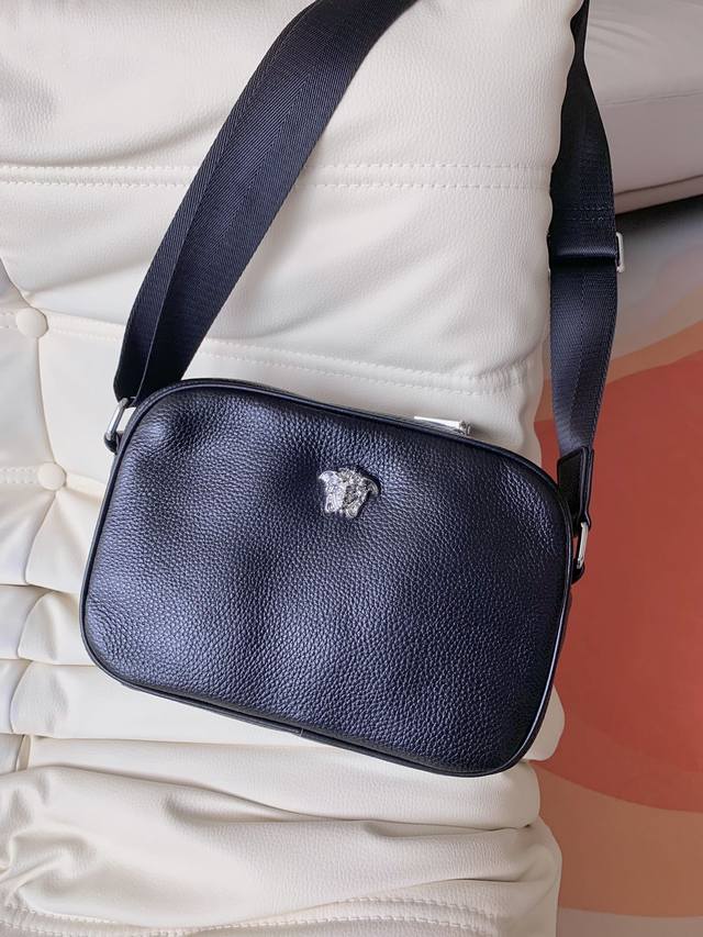 专柜正品有售 原版质量 范思哲男士斜挎包 尺寸：26-17.5-7Cm 原厂出品，必定精品重金打版复刻原版头层黄牛皮复刻皮质柔软定制专柜原版五金完美工艺拒绝偷工