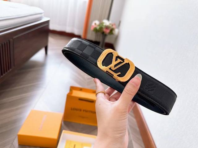 Lv。路易威登 搭配原单18K不锈钢扣头，车线、手感.与油边近乎完美，原产皮料定制，质感无可挑剔，出众的细节，高清实拍，货真价实，专柜宽度3.4Cm。