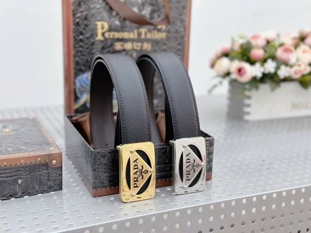 普拉达 prada 世界著名奢侈品牌，专柜进口牛皮 全新工艺。高端大气。上身效果极佳，搭配 普拉达 prada 新款花纹扣头，突出品牌形象，高端精品腰带。送礼自