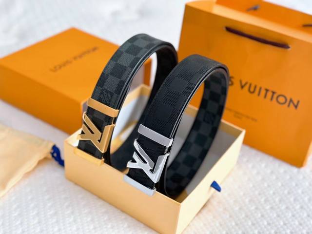 路易威登Louis Vuitton 法国 专柜品质 官网同步 宽度3.4Cm 精美钢扣头 原版意大利双面进口小牛皮原版花纹 手感极佳 上身郊果棒 商务休闲两用