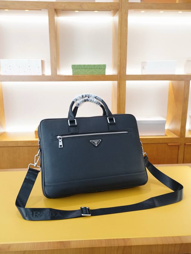 prada 普拉达 官网同步 高版本 手提斜挎背包 永恒不过时的标志性产品 纯原单小牛皮 顶级五金制作 非市面普通版本 今年最爱的款式 全部实拍 实用性非常高