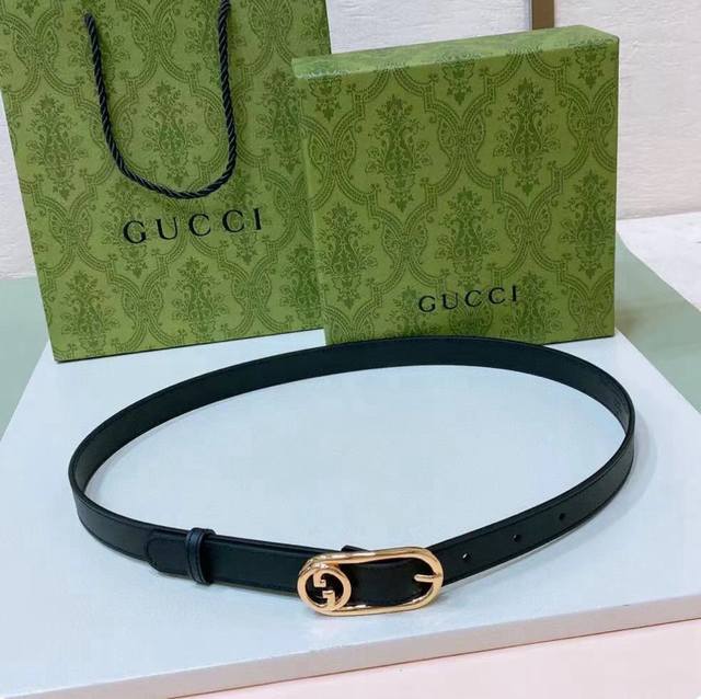 一款很简单的古驰女款腰带 细巧的2.0Cm宽度百搭又低调 春夏搭配裙子裤子都好看 姐妹们快来冲鸭~