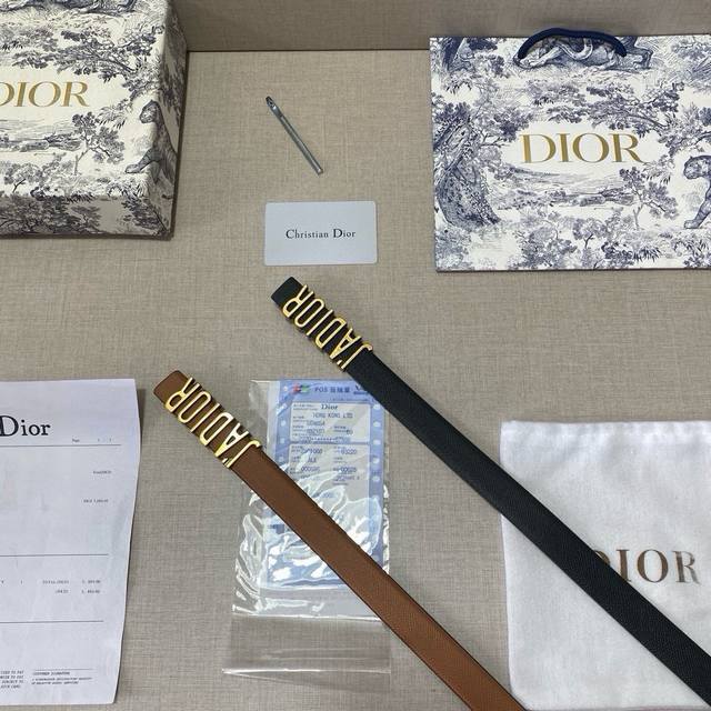 品牌：迪奥Dior 等级：原单私货.头层牛皮 专柜售、堪比正品！油边精致 电脑车线 手感柔软.实物拍摄无修饰 上身效果超好、长度不可裁剪.配专柜全套包装.送礼自