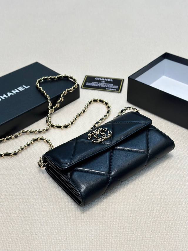 颜色 黑尺寸 19X10Chanel香奈儿永恒的经典， 新款配置金色五金 ， 内置卡位，一个金属拉链袋，多个隔层，时尚又大方