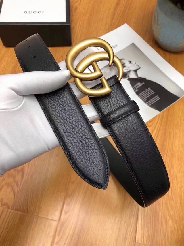 古奇 Gucci近两年来的全新设计系列让人们刷新了对这个品牌的认知，介于奢华与街头的设计让品牌的热度达到前所未有的高度！该款新Logo复古设计腰带原版荔枝纹理3