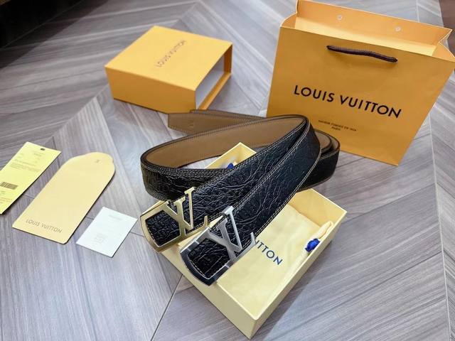 路易威登3.8厘米 高级鳄鱼纹理进口牛皮压制，对版经典五金，注重细节不败于细节。此款兼具时尚与实用性的人气单品。