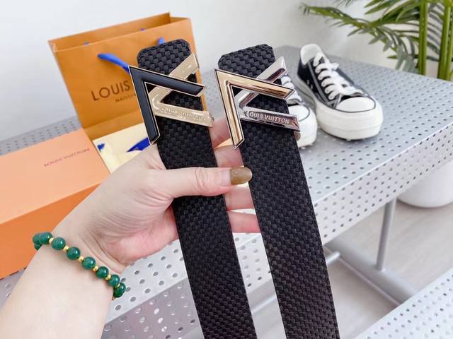 路易威登为全球最大的高级时尚控股公司以传统手工设计和款式新颖誉满全球此款采用纯牛皮名师制作 双面可用 随心驾驭[奸笑] 附带原版包装 宽度3.8厘米皮带腰带
