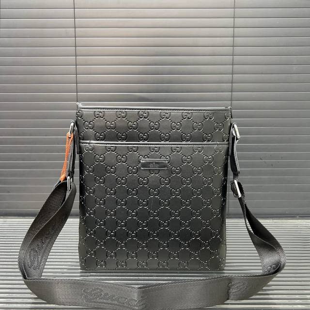 Gucci 古奇 压花Gg牛皮单肩包 男士斜挎包 休闲商务 经典百搭 实物拍摄 原厂面料 高端品质 配送防尘袋 25 X 27 Cm。 Gucci 古奇 压花Gg牛皮单肩包 男士斜挎包 休闲商务 经典百搭 实物拍摄 原厂面料 高端品质 配送防尘袋 25 X 27 Cm。