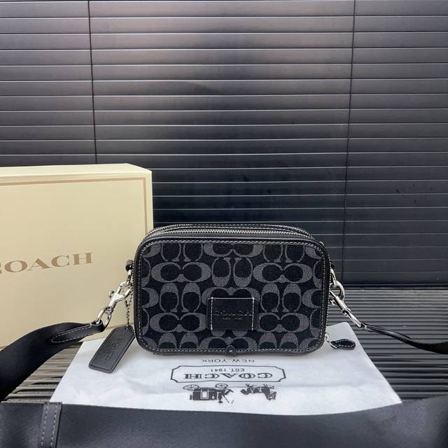 Coach 蔻驰 Wyatt 男士斜挎单肩包 经典Logo搭配原厂工艺材质 休闲百搭 采用实物拍摄 原厂原版面料 配送礼盒 防尘袋12 X 20 Cm。