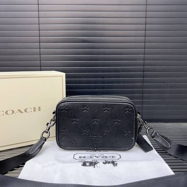 Coach 蔻驰 Wyatt 星星压花男士斜挎单肩包 经典Logo搭配原厂工艺材质 休闲百搭 采用实物拍摄 原厂原版面料 配送礼盒 防尘袋12 X 20 Cm。