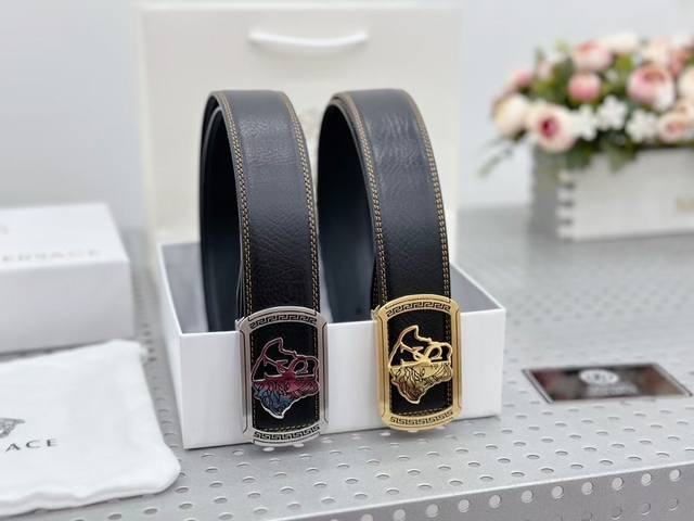 高级狠货 范思哲Versace皮带 好评无数 口碑爆棚 立体美杜莎人头扣头设计 Versace 是一个意大利奢侈品品牌 以希腊神话里的“Medusa蛇发女妖美杜