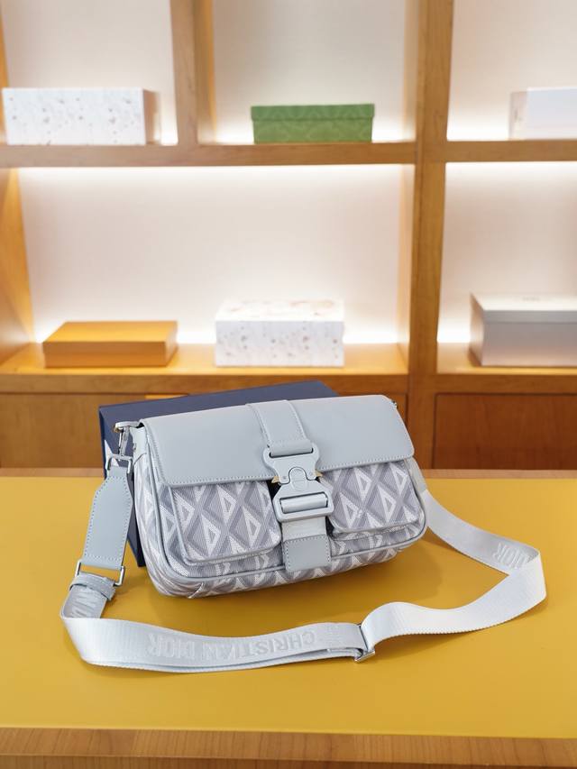 Dior 迪奥 官网同步 高版本 斜挎单肩背包 永恒不过时的标志性产品 纯原单牛皮 顶级五金制作 非市面普通版本 贸易公司订单货 全部实拍 实用性非常高 完全不