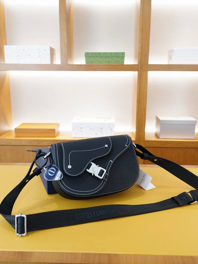 Dior 迪奥 官网同步 高版本 斜挎单肩背包 永恒不过时的标志性产品 纯原单牛皮 顶级五金制作 非市面普通版本 贸易公司订单货 全部实拍 实用性非常高 完全不