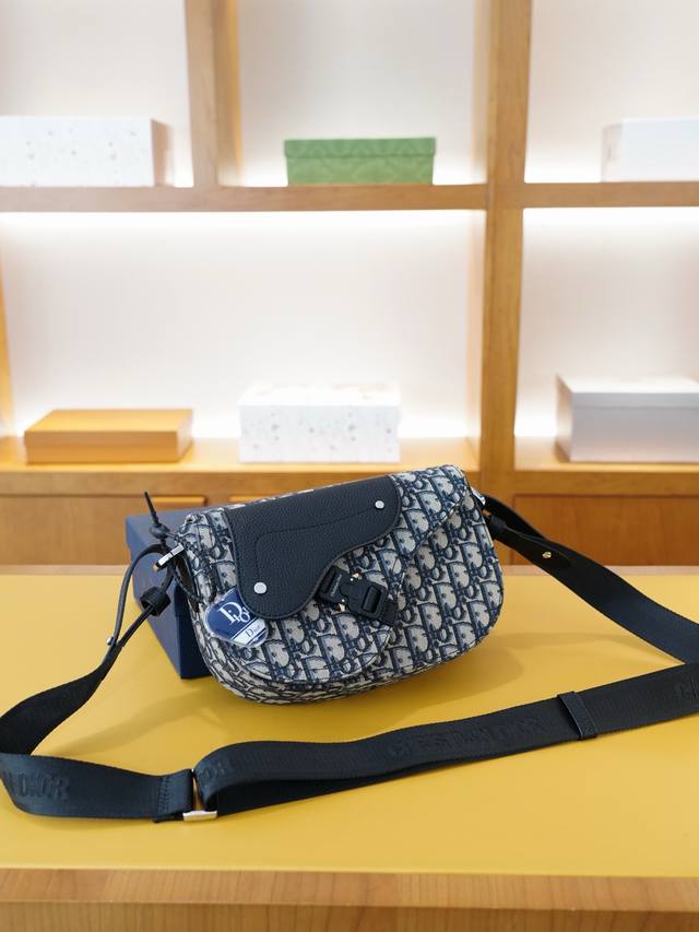 Dior 迪奥 官网同步 高版本 斜挎单肩背包 永恒不过时的标志性产品 纯原单布料 配牛皮 顶级五金制作 非市面普通版本 贸易公司订单货 全部实拍 实用性非常高