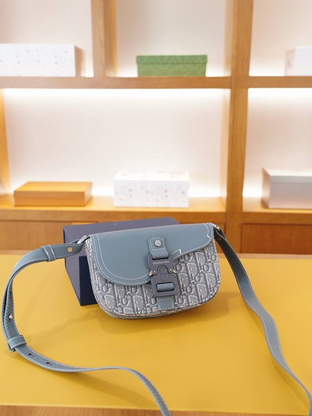 Dior 迪奥 官网同步 高版本 斜挎单肩背包 永恒不过时的标志性产品 纯原单布料 配牛皮 顶级五金制作 非市面普通版本 贸易公司订单货 全部实拍 实用性非常高