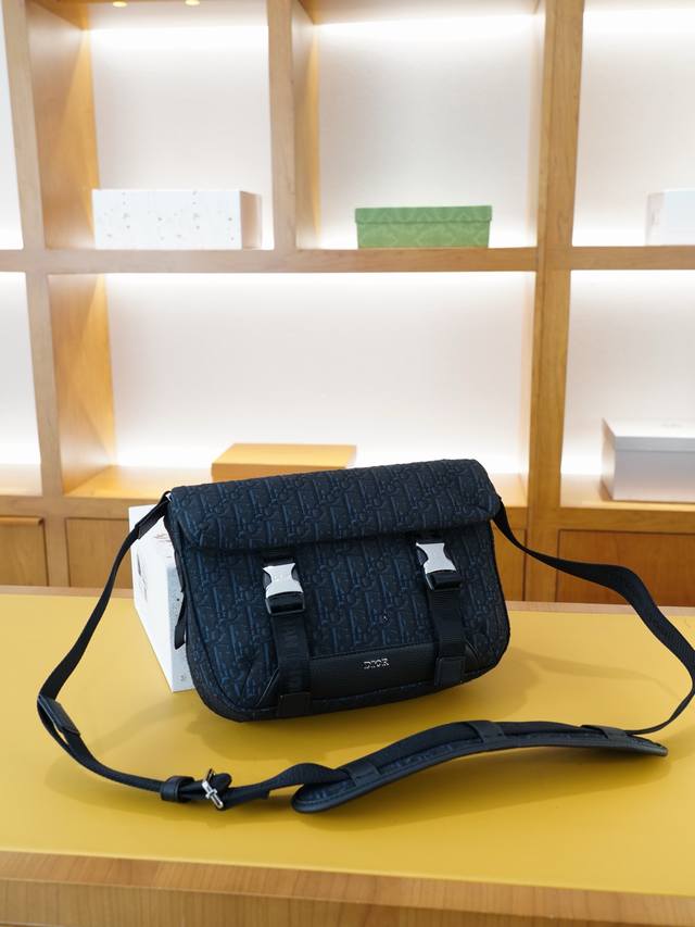 Dior 迪奥 官网同步 高版本 斜挎单肩背包 永恒不过时的标志性产品 纯原单布料 配牛皮 顶级五金制作 非市面普通版本 贸易公司订单货 全部实拍 实用性非常高 Dior 迪奥 官网同步 高版本 斜挎单肩背包 永恒不过时的标志性产品 纯原单布料 配牛皮 顶级五金制作 非市面普通版本 贸易公司订单货 全部实拍 实用性非常高