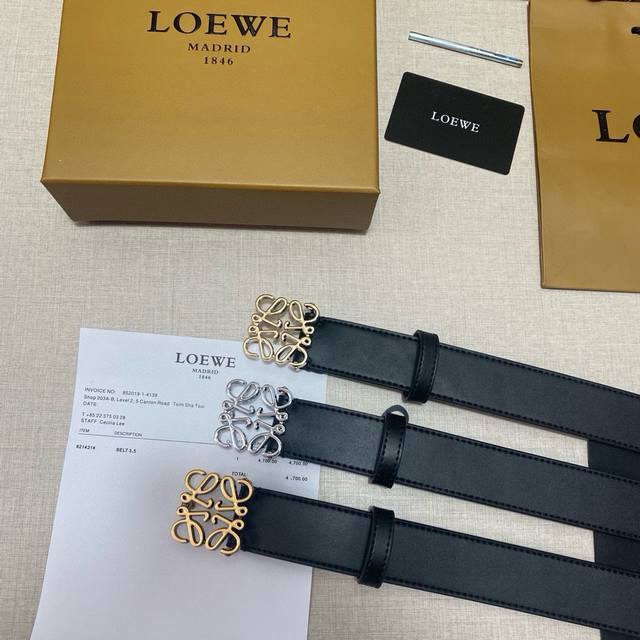 品牌：罗意威Loewe。 仿铜扣 等级：原单私货.头层牛皮黑底，专柜售、堪比正品！油边精致 电脑车线 手感柔软.实物拍摄无修饰 上身效果超好、长度不可裁剪.配专