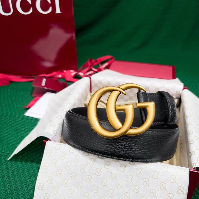 古奇 高端男士皮带 宽度4.0Cm 荔面头层小牛皮搭配纯正原厂底皮，更加耐用。 精细做工，欢迎对比。 扣头：定制扣 多种款式可选择 码数：100-125Cm 包