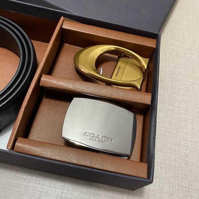 双扣礼盒套装 含礼盒 蔻驰Coach礼盒套装皮带 爆款来袭3.5Cm宽 头层牛皮，专柜同款 高真空电镀五金 均可旋转扣头、长度可剪裁。一带身配二扣头自由搭配！专