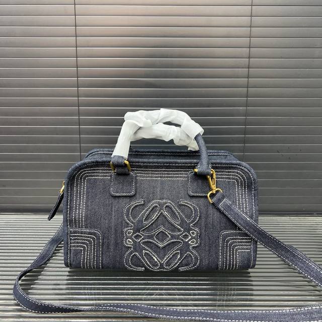 Loewe 罗意威 水洗刺绣牛仔布 单肩斜挎手提包 男女通用经典百搭 实物拍摄 原厂原版面料 配送防尘袋 配盒 18 X 29 Cm。