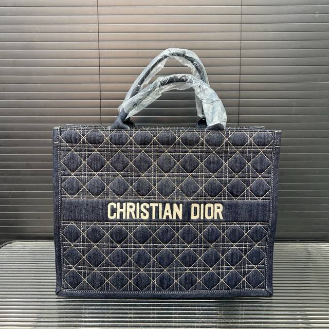 Dior 迪奥 大号 Book Tote Bag刺绣手提包托特包 公文包 明星单品 实物拍摄 规格 41Cm Dior 迪奥 大号 Book Tote Bag刺绣手提包托特包 公文包 明星单品 实物拍摄 规格 41Cm