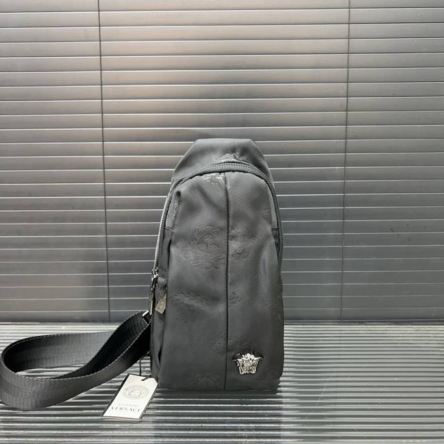 Versace 范思哲 帆布印花胸包 尼龙布斜挎单肩包 日常出行必备 采用原版面料 实物拍摄 配送防尘布袋 28 X 16 Cm。