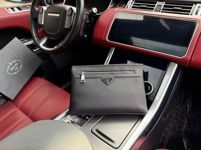 高端货 新款 “ prada”普拉达手拿包 prada普拉达头层牛皮手抓包 商务风 软皮手挽包 头层牛皮高清五金Logo标志、专用内里。顺滑拉链、油边平滑、做工