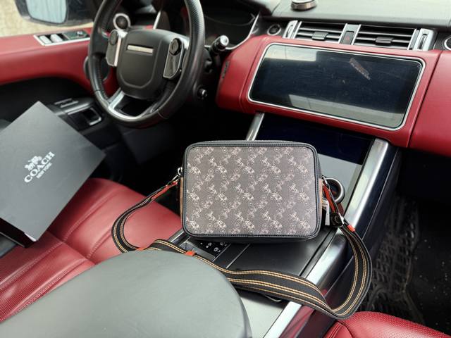 高端货 新款 “ Coach ”蔻驰单肩包 Coach蔻驰相机包单肩斜挎包 Coach蔻驰 Charter 24 马车印花宽肩带 帆布拼皮革 相机包小方包斜挎单