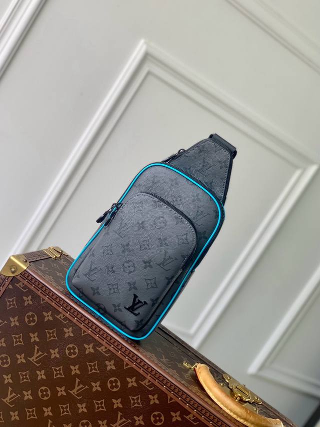 Louis Vuitton 路易威登 独家实拍 M47137 本款 Avenue 小号单肩包选用 Monogram Eclipse 涂层帆布，以精巧构型探索斜挎