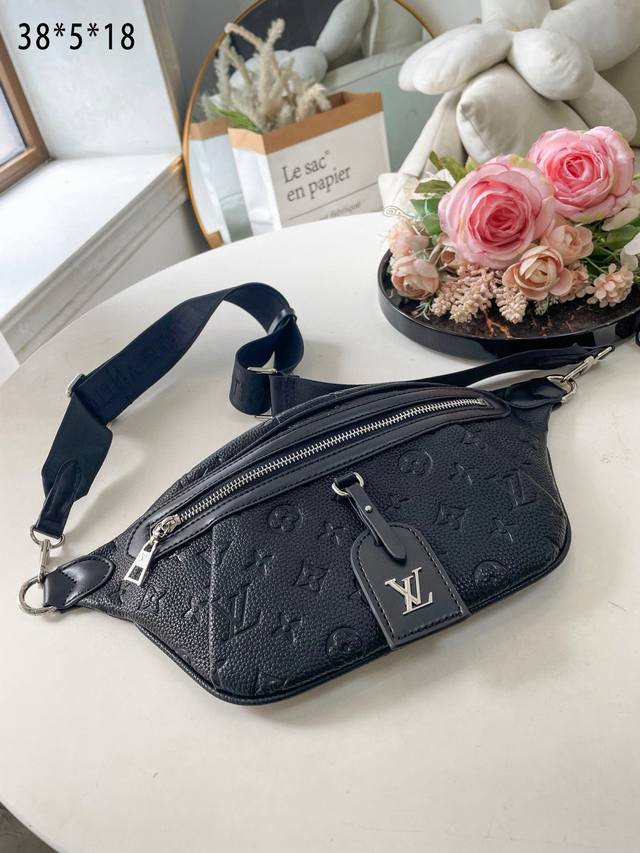 Louis Vuitton 路易威登 独家实拍 M21862 Bumbag腰包选用经典 Damier Graphite 帆布，搭配可调节腰带，白花街头艺术涂鸦腰