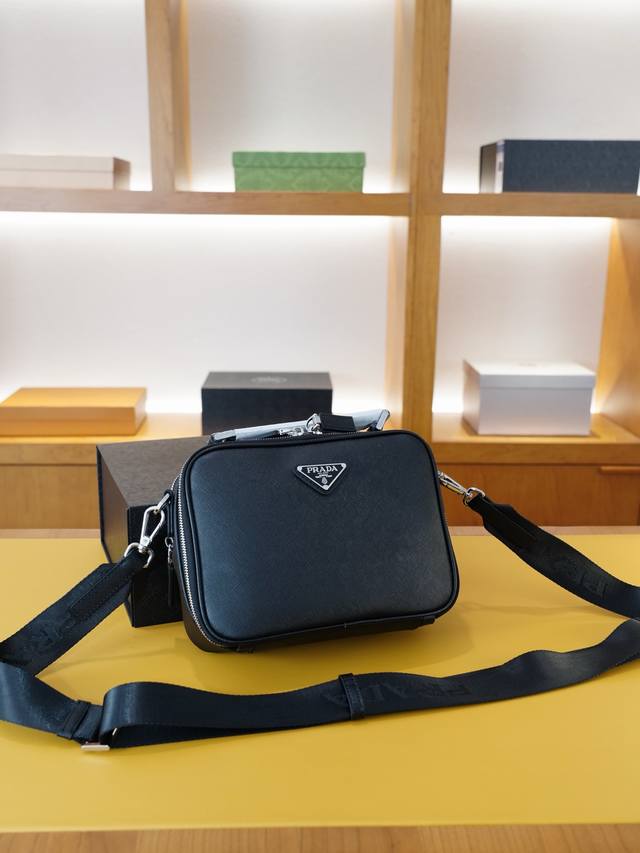 prada 普拉达 官网同步 高版本 斜挎单肩背包 永恒不过时的标志性产品 纯原单牛皮 顶级五金制作 非市面普通版本 今年最爱的款式 全部实拍 实用性非常高 完