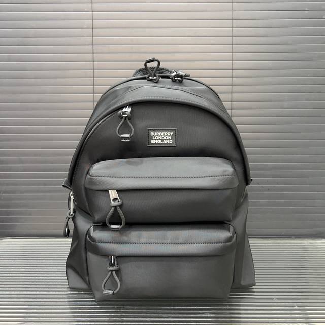 Burberry 巴宝莉 帆布 书包背包双肩包 常规 男女同款情侣款 经典百搭 实物拍摄 原厂原版面料 配送防尘袋 40 X 35 Cm