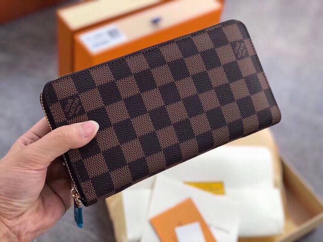 颜色 老花 黑格 咖格尺寸 19X10型号 60017Lv专柜精典单拉链钱包 原版品质原版五金配件永不过时人手必备款销量冠军 颜色 老花 黑格 咖格尺寸 19X10型号 60017Lv专柜精典单拉链钱包 原版品质原版五金配件永不过时人手必备款销量冠军