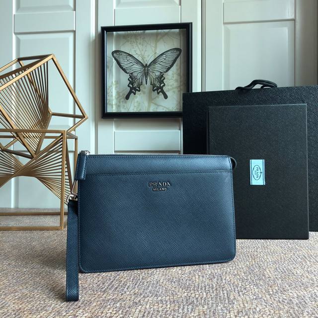 Saffiano皮革男士新款手拿包，专柜同步 19 可拆式腕带，抛光钢质配件，正面金属刻字徽标，前幅隔层，8个卡槽，进口粗十字纹牛皮，长26X高17X底4Cm