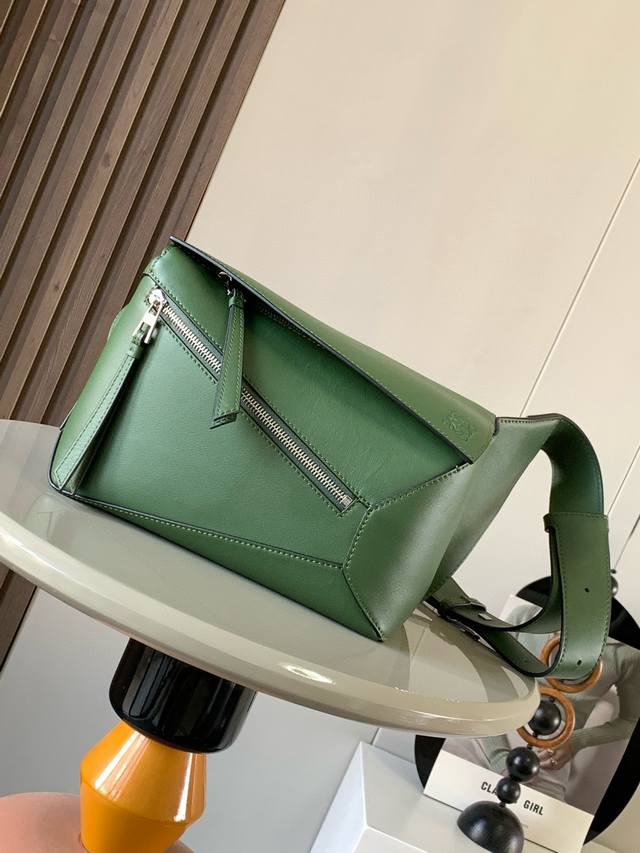 新款小号经典牛皮革 puzzle 腰包长方体形状和精确的切割技术创造了puzzle 独特的几何线条这款小号腰包采用经典牛皮革制成皮质柔软轻便，造型低调有辨识度不