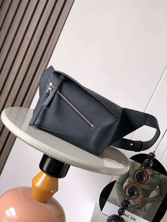 新款小号经典牛皮革 puzzle 腰包长方体形状和精确的切割技术创造了puzzle 独特的几何线条这款小号腰包采用经典牛皮革制成皮质柔软轻便，造型低调有辨识度不