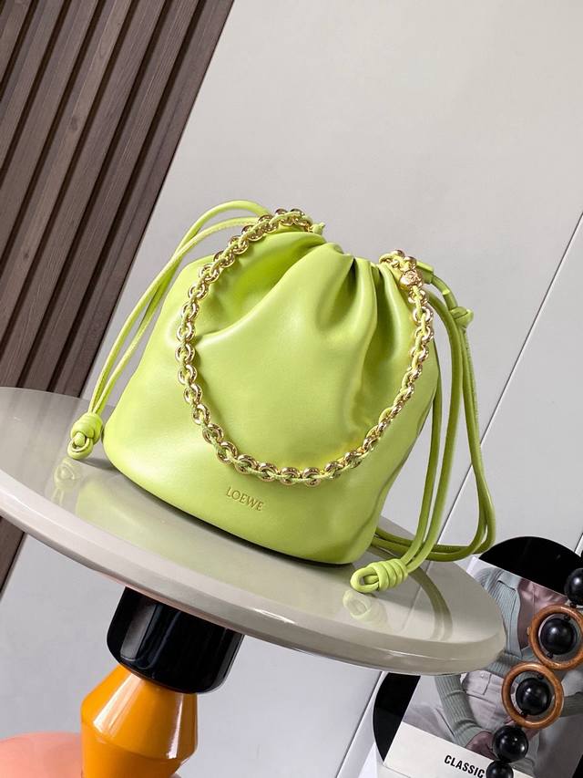 新款柔软纳帕羊皮革 Flamenco purse Bucket 水桶手袋新品Flamenco purse 手袋采用褶皱设计侧面搭配标志性绳结等关键细节Bucke