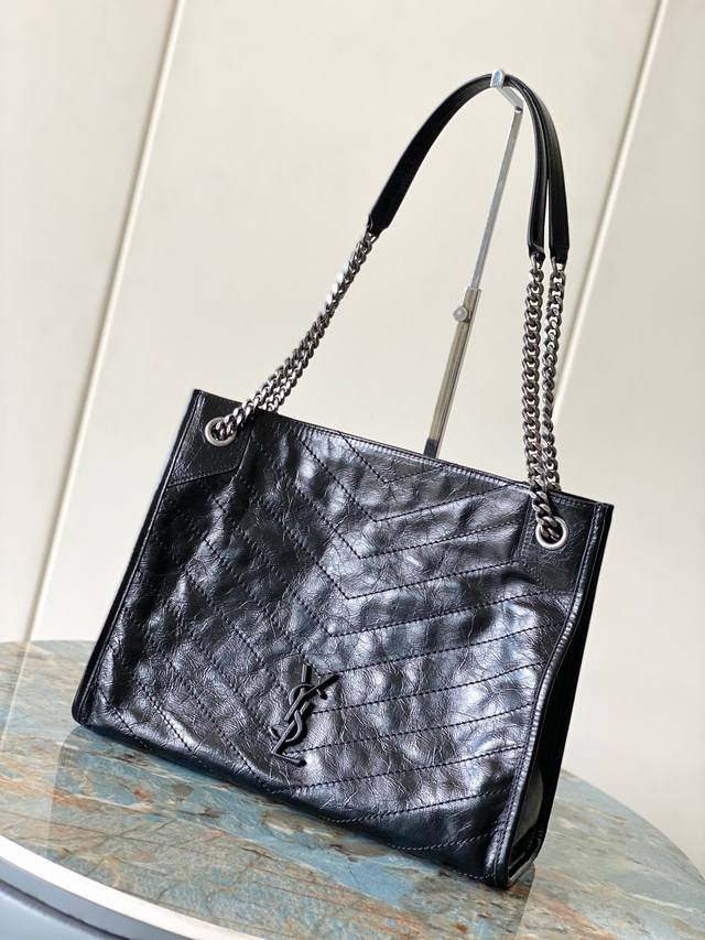 原厂皮 # #原厂皮版本Niki Shopping Bag到货！延续Niki风格采用抓皱油蜡牛皮及Logo使用真皮包裹设计；包袋中间有磁吸扣，保障了包包使用的安