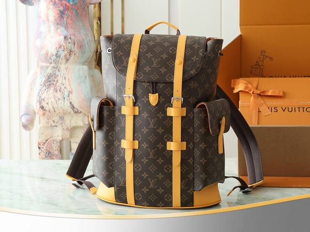 顶级原单 独家实拍 M13202 本款 Christopher 中号双肩包出自 Lv Colormania 系列，为 Monogram Macassar 帆布融