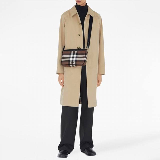 B家顶级原单 精巧的斜背包，装饰 Bur 格纹和光滑皮革边饰。点缀品牌徽标设计，搭配可调式网纹背带。 可调式斜背带 尺寸:28X 6X 19Cm 款号:8068