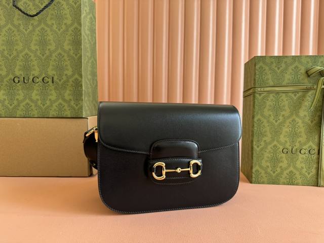 原厂皮三亚免税店礼袋 Gucc” 1955 Horsebit Bag！经典的马衔扣+Monogram+棕色勾边设计，满满的复古。可以三个背法，斜挎，短肩带单肩带